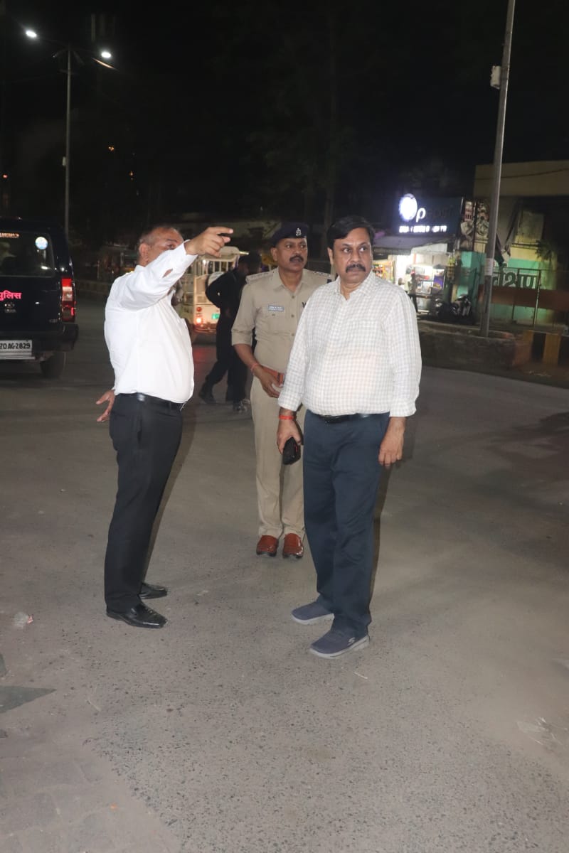 rakeshs_ips's tweet photo. Inspected #Prayagraj_Junction with @ADGZonPrayagraj Sir today  
 there should be movement of passenger's vehicles from the #Drop_and_pickup_point #Entry_and_exit point only &amp; the vehicles should be parked at the place marked for parking
ordered the concerned for its compliance https://t.co/ARezRjH9gX