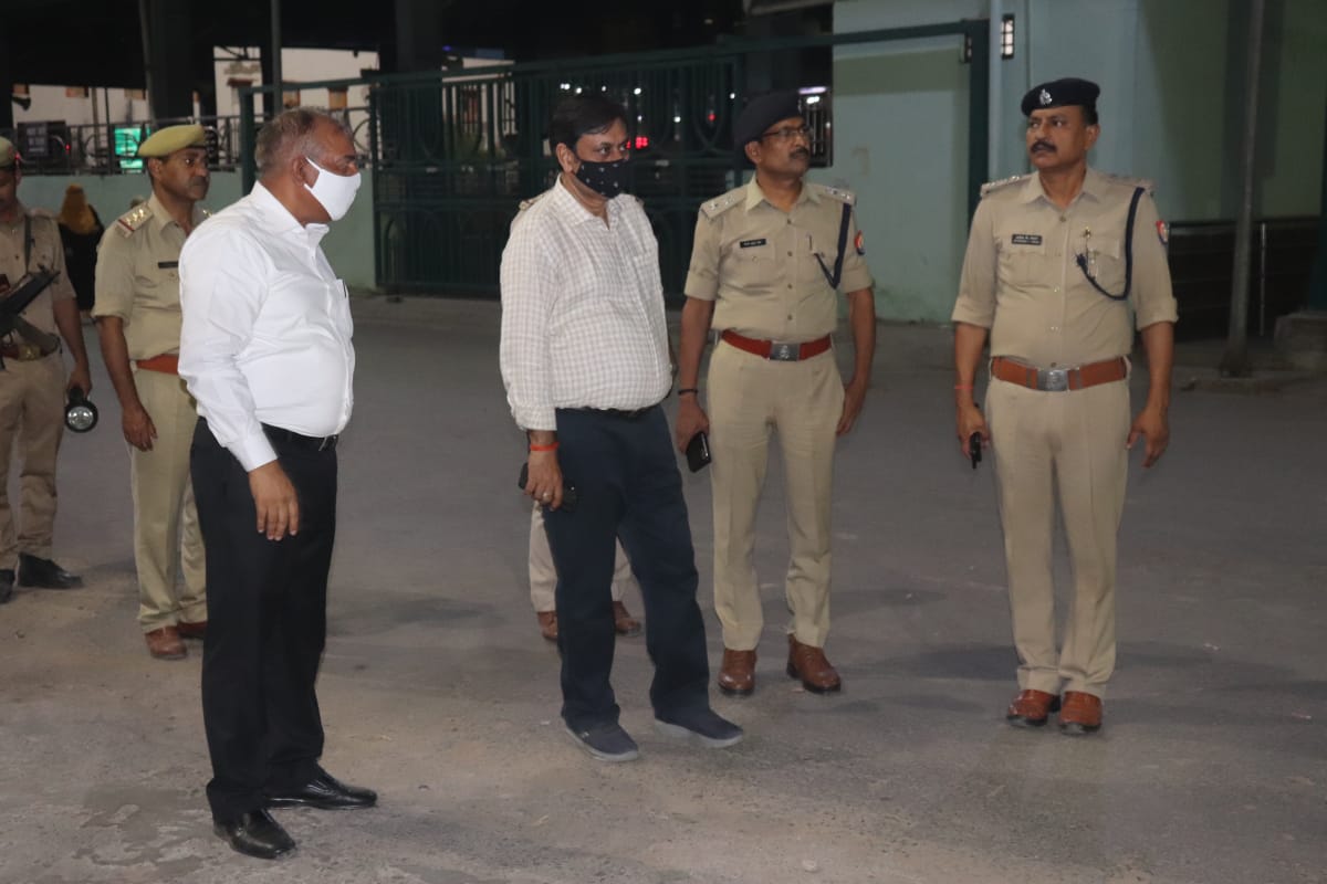 rakeshs_ips's tweet photo. Inspected #Prayagraj_Junction with @ADGZonPrayagraj Sir today  
 there should be movement of passenger's vehicles from the #Drop_and_pickup_point #Entry_and_exit point only &amp; the vehicles should be parked at the place marked for parking
ordered the concerned for its compliance https://t.co/ARezRjH9gX