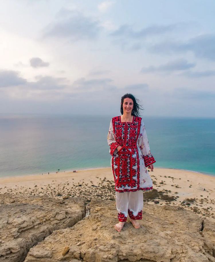 Banariyousuf's tweet photo. World's most beautiful dress.❤️
If you agree then retweet 🤣 https://t.co/2w5k552kaj