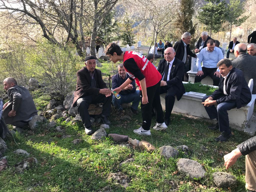 GSB Rehberlik ve Denetim Başkanı Hasan Davulcu'nun anneannesi Fatıma Turan'ın cenaze törenine katılanlara kolanya ve dezenfektan dağıtımı yaptık.  Türk Kızılay Amasya Ailesi olarak merhumeye Allah’tan rahmet kederli ailesine ve tüm sevenlerine sabır diliyoruz.
#TürkKızılayAmasya