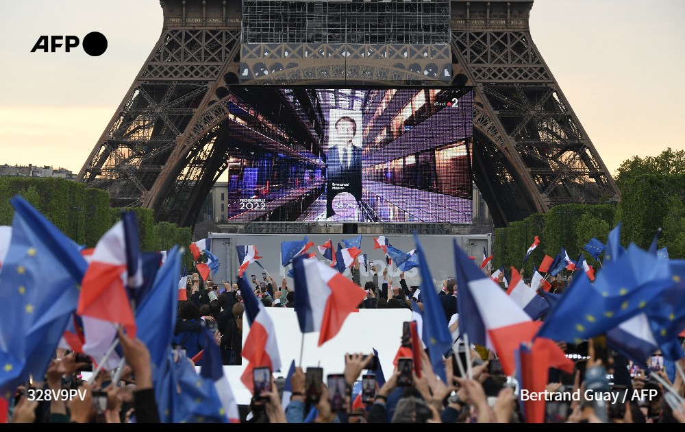 AFPespanol's tweet photo. #ÚLTIMAHORA   Los franceses confiaron hoy un nuevo mandato de cinco años al mandatario centrista Emmanuel Macron en el balotaje frente a Marine Le Pen, que pese a perder logró el mejor resultado de la extrema derecha en una elección presidencial en el país #AFP https://t.co/C7Gu2xNNZW
