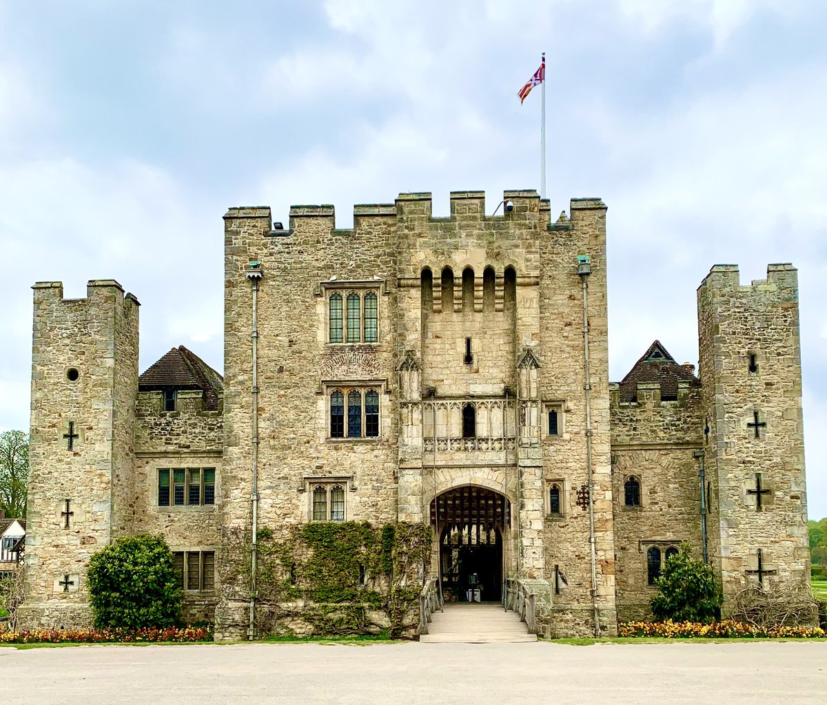 TozerAmber's tweet photo. I had the wonderful chance to visit @hevercastle. A beautiful site, with some innovative curation within! The #BecomingAnne exhibit is truly fascinating. Thanks to @kateemccaffrey @DrOwenEmmerson and @Alipalmer1979 for the tour! #Heritage #HeverCastle https://t.co/8KOV2SyoAG