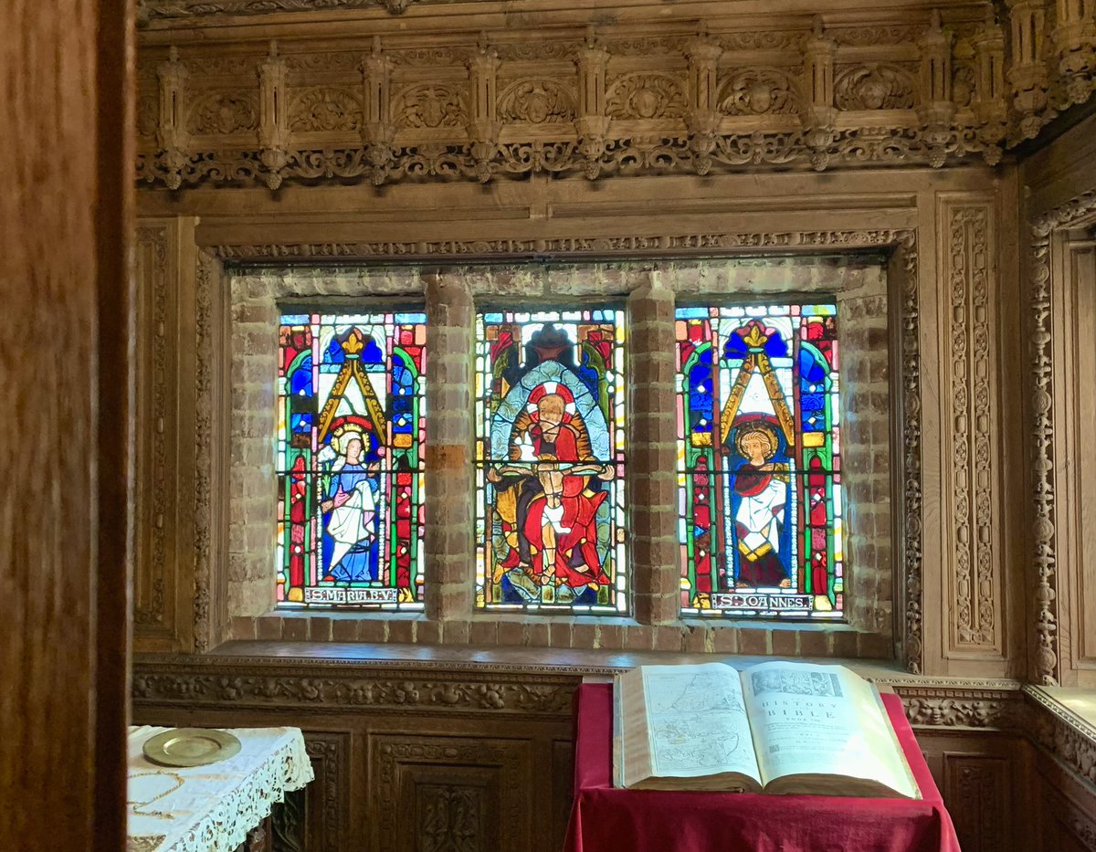 TozerAmber's tweet photo. I had the wonderful chance to visit @hevercastle. A beautiful site, with some innovative curation within! The #BecomingAnne exhibit is truly fascinating. Thanks to @kateemccaffrey @DrOwenEmmerson and @Alipalmer1979 for the tour! #Heritage #HeverCastle https://t.co/8KOV2SyoAG