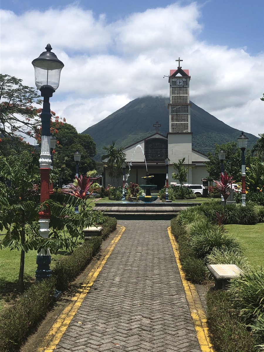 Guess where? 3 clues - 1 it’s a 🌋 2 it’s a Catholic ⛪️ 3 👀 at the colour of the lamppost #electionpresidentielle2022 #JeVote 🇫🇷🗳