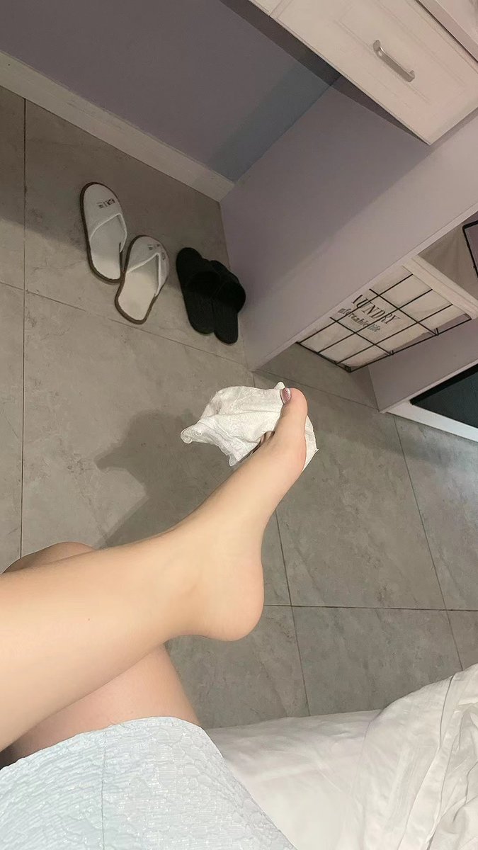 yeniang6's tweet photo. 看到祖宗的脚底是不是忍不住就硬了呀？死妈的贱畜 啊～来张嘴 #无脑贡 #洗脑压榨 #榨金 #ATM打钱奴 #贡猪 #胁迫奴 #黑心压榨 #脚奴 #鞋底奴 #上贡 #绿帽奴 #白给 #喷金 #女性崇拜 #恋足 #恋物 https://t.co/G9Ic2DmQt7