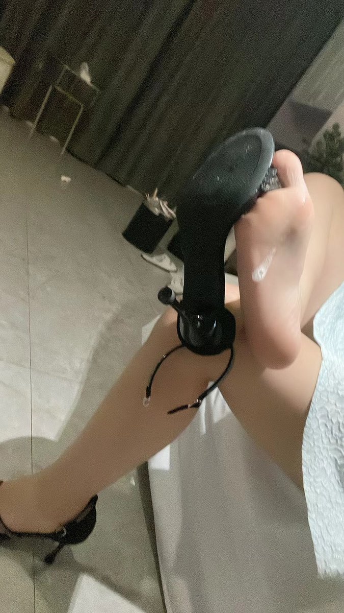 yeniang6's tweet photo. 看到祖宗的脚底是不是忍不住就硬了呀？死妈的贱畜 啊～来张嘴 #无脑贡 #洗脑压榨 #榨金 #ATM打钱奴 #贡猪 #胁迫奴 #黑心压榨 #脚奴 #鞋底奴 #上贡 #绿帽奴 #白给 #喷金 #女性崇拜 #恋足 #恋物 https://t.co/G9Ic2DmQt7