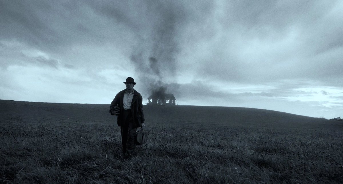 Arnold_AtMovies's tweet photo. Guillermo del Toro’s ‘Nightmare Alley: Vision in Darkness and Light’ is stunning and gorgeous frame after frame. With the B&amp;W it seriously feels like a different film. So cool! 🖤🤍 #Ebertfest — Arnold At The Movies https://t.co/nHTIOYc6UH
