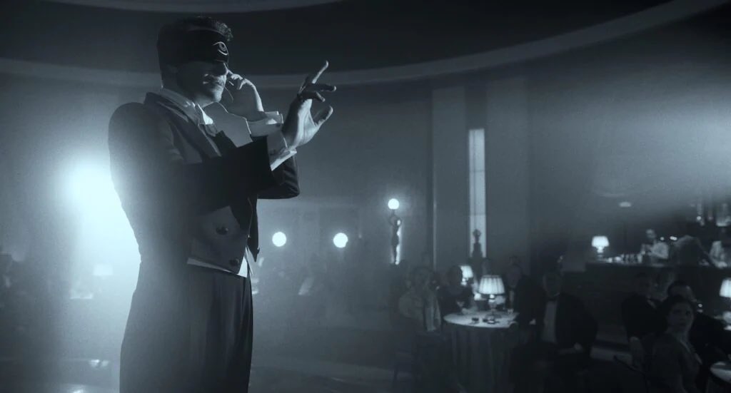 Arnold_AtMovies's tweet photo. Guillermo del Toro’s ‘Nightmare Alley: Vision in Darkness and Light’ is stunning and gorgeous frame after frame. With the B&amp;W it seriously feels like a different film. So cool! 🖤🤍 #Ebertfest — Arnold At The Movies https://t.co/nHTIOYc6UH