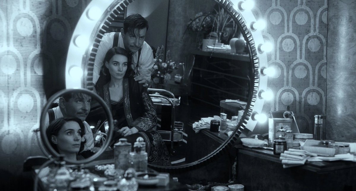 Arnold_AtMovies's tweet photo. Guillermo del Toro’s ‘Nightmare Alley: Vision in Darkness and Light’ is stunning and gorgeous frame after frame. With the B&amp;W it seriously feels like a different film. So cool! 🖤🤍 #Ebertfest — Arnold At The Movies https://t.co/nHTIOYc6UH