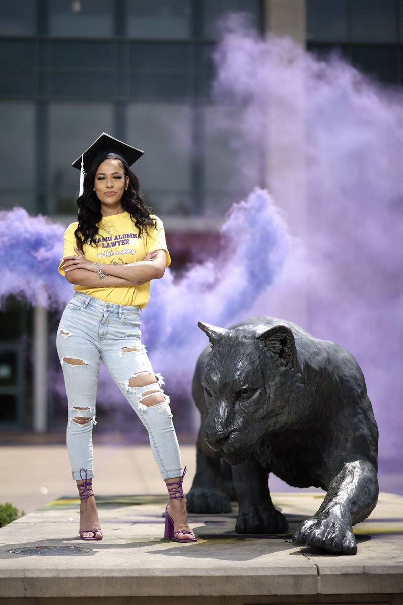 arianacburke's tweet photo. 99 problems but being degreed isn’t one.🥂

May 14, 2022🎓

First Generation Graduate
B.A. in English 
Minor in Legal Studies

J.D. Loading……
#pvamu22 #pvamu #pvamugrad #gradszn #pvgrad #pvamualumna https://t.co/UtUkiBMOgt