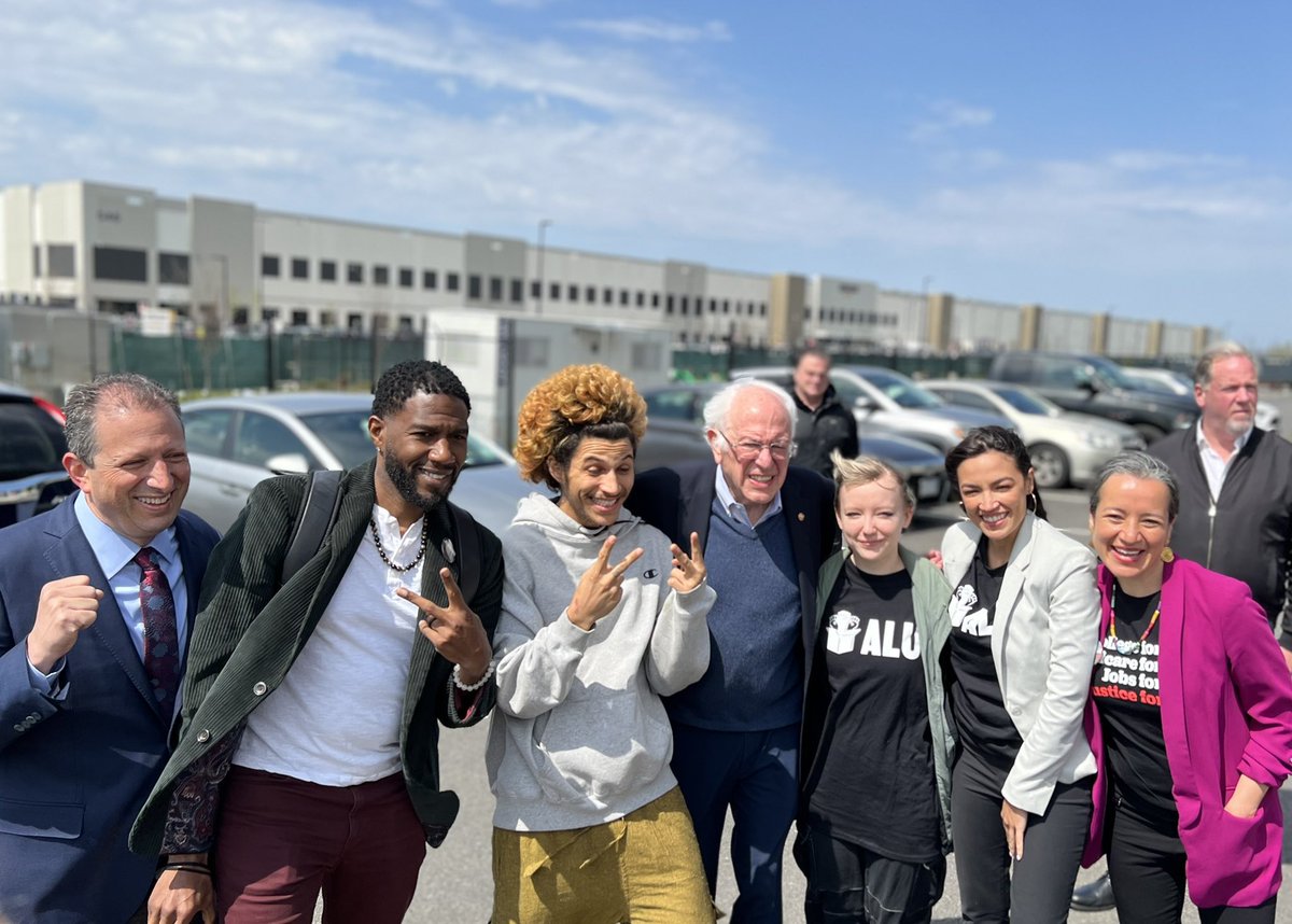 JumaaneWilliams's tweet image. It was inspiring to join the brave @amazonlabor union workers this morning during a rally with @BernieSanders, @AOC &amp;amp; so many others in Staten Island to make clear that New York is and always will be a union town.