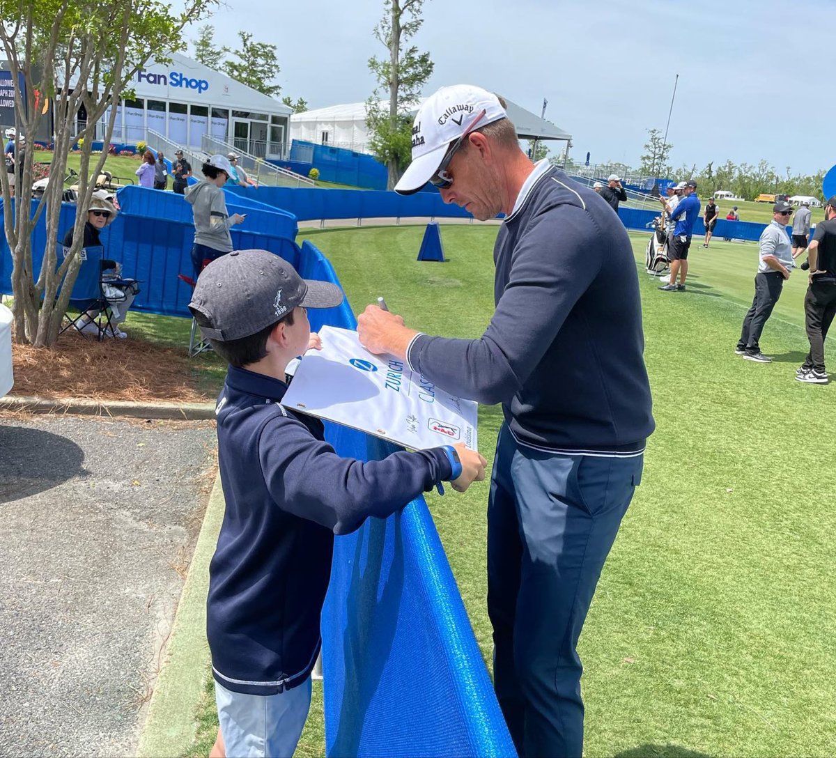 Young fan with the Iceman 🧊 😎

<a href="/Zurich_Classic/">Zurich Classic</a> <a href="/henrikstenson/">Henrik Stenson</a>