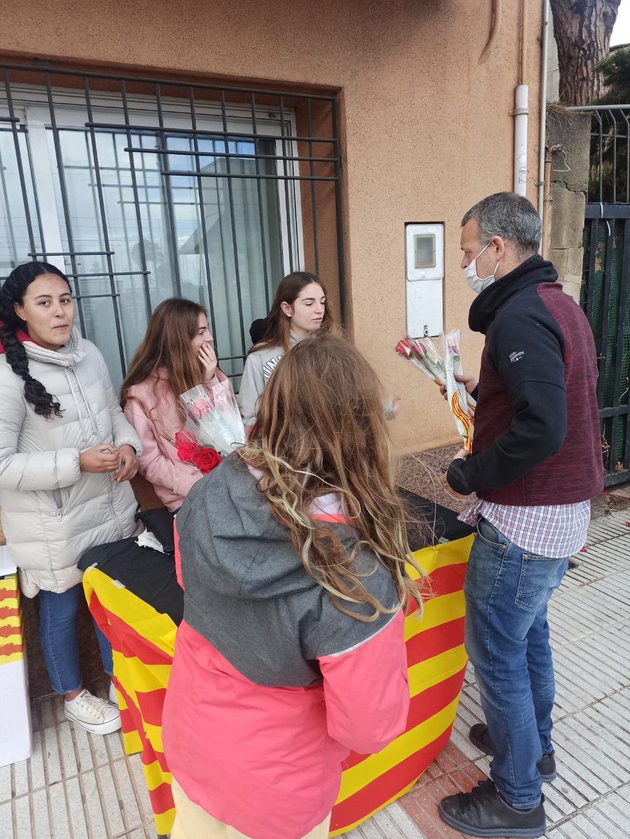 InstitutMaremar's tweet photo. L'alumnat de 4t d'ESO de l'institut Maremar participa a la #DiadaSantJordi2022. 
Bon #SantJordi a tothom!! https://t.co/L4GXWg6Udv