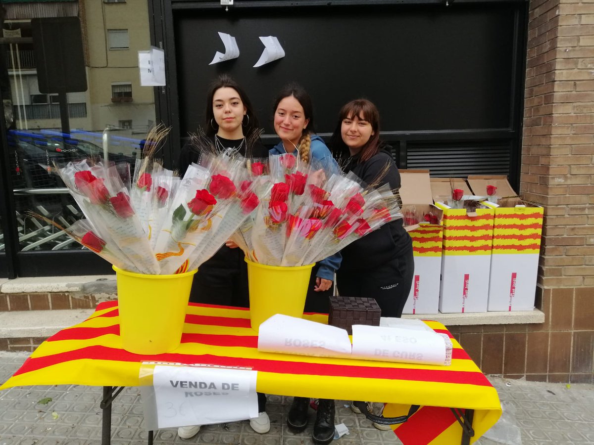 InstitutMaremar's tweet photo. L'alumnat de 4t d'ESO de l'institut Maremar participa a la #DiadaSantJordi2022. 
Bon #SantJordi a tothom!! https://t.co/L4GXWg6Udv