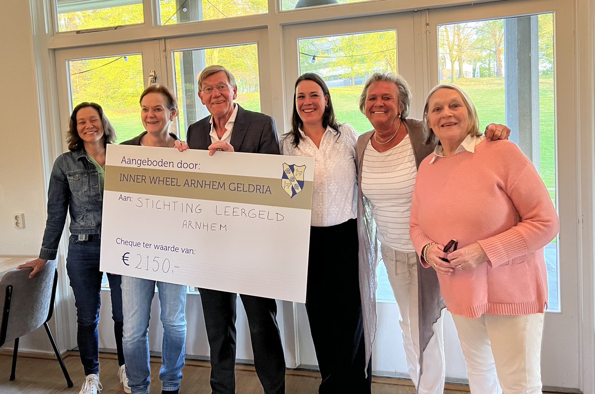 Afgelopen woensdagavond ontving adviseur Hans Kap van Stichting Leergeld uit handen van de fundraising commissie van Inner Wheel Arnhem Geldria een cheque van maar liefst € 2.150,--  De opbrengst is bij elkaar gebracht door een gesponsorde filmavond. Heel erg bedankt!