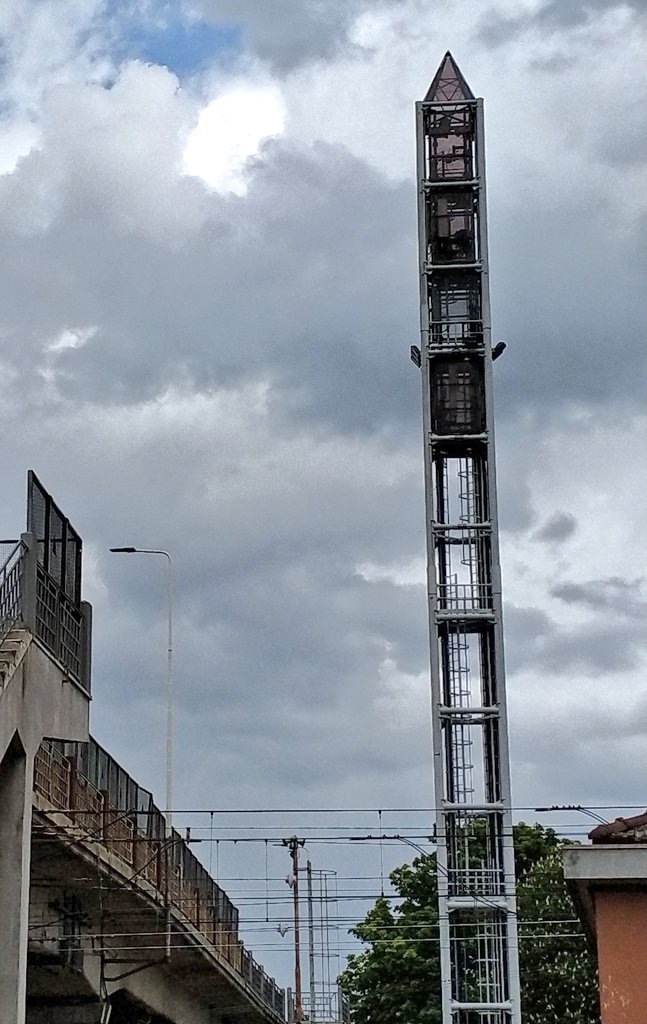 Dingen die je ziet als je door Faenza wandelt: een tiny house? #wandeltweet #it0422