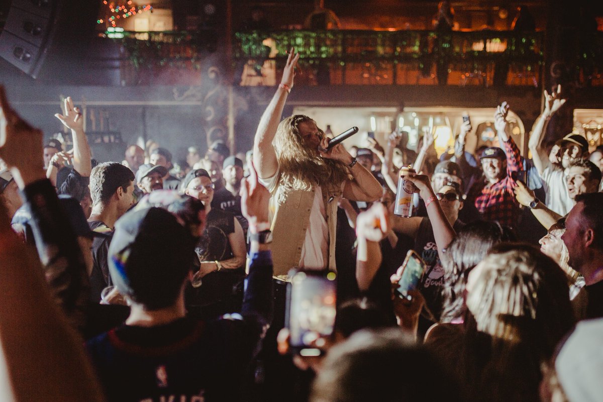 dylanmontayne's tweet photo. “he’s not wack” - Method Man’s merch guy.

📸: @twistedfallacy #live #rap https://t.co/BEYqg1HUPl