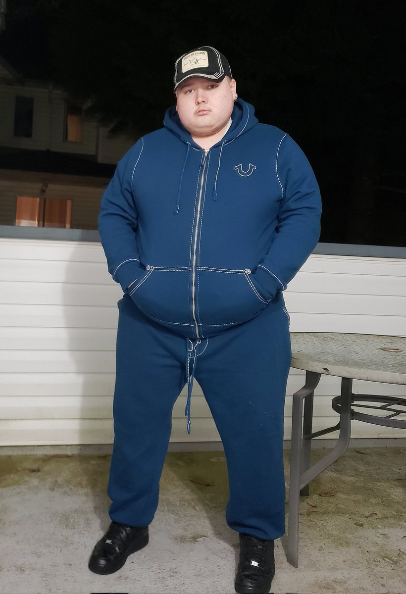 closetodeath666's tweet photo. When u drop over $700 CAD on a @TrueReligion outfit to find out it's the same quality as some middle of the mall zumies shit😐

Also the pants drawstring pulls the opposite direction from the way they should pull so when I tied them the first time I ripped out the stitching smh🙄 https://t.co/D7EPo2yEbH