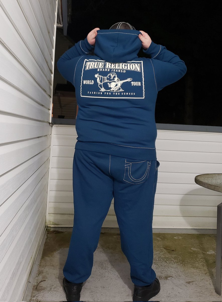 closetodeath666's tweet photo. When u drop over $700 CAD on a @TrueReligion outfit to find out it's the same quality as some middle of the mall zumies shit😐

Also the pants drawstring pulls the opposite direction from the way they should pull so when I tied them the first time I ripped out the stitching smh🙄 https://t.co/D7EPo2yEbH