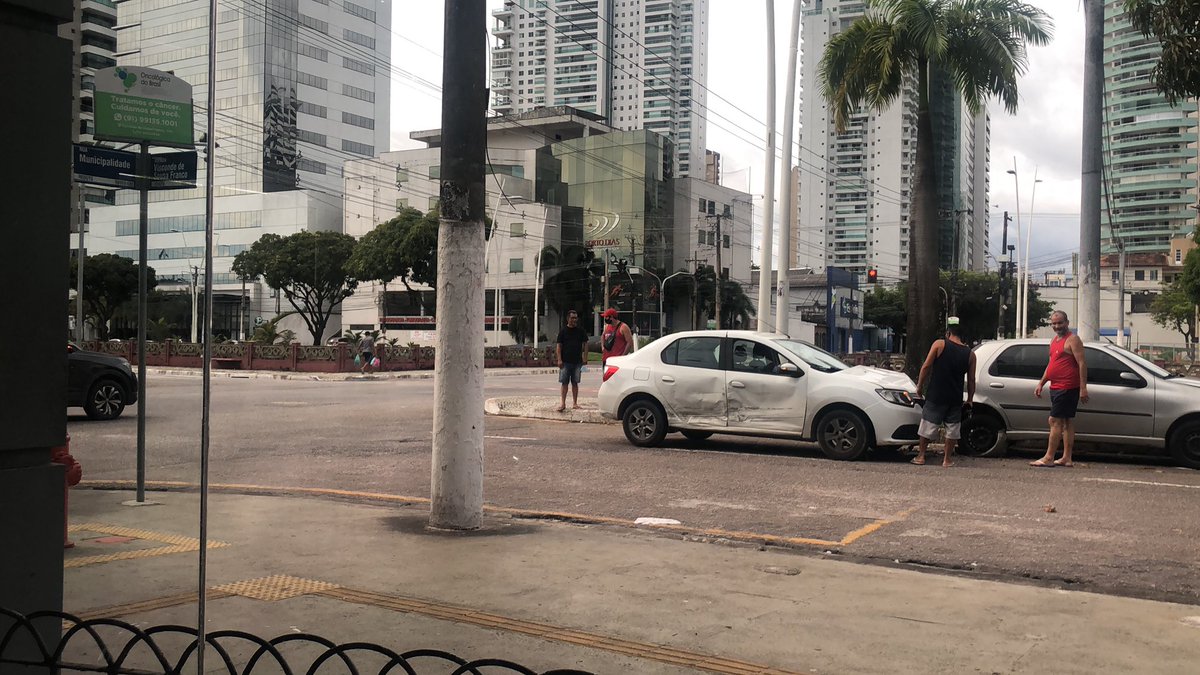 ORodrigoAndrade's tweet photo. @belemtransito Acidente feio na frente da Unimed Doca. O Logan branco bateu cerca de 4 carros https://t.co/zMjpgkjsfK
