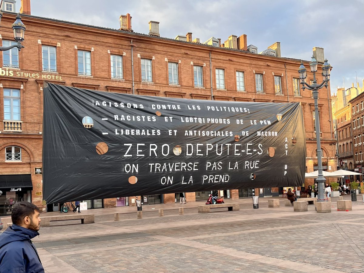 icioccitanie's tweet image. 💥 Action d’@ActUpsudouest à Toulouse, Place du Capitole, au moment du résultat de la #présidentielle2022. 
Une grande bâche noire pour dénoncer les politiques des deux candidats et appeler à se mobiliser pour les législatives. Bâche enlevée rapidement par la police.