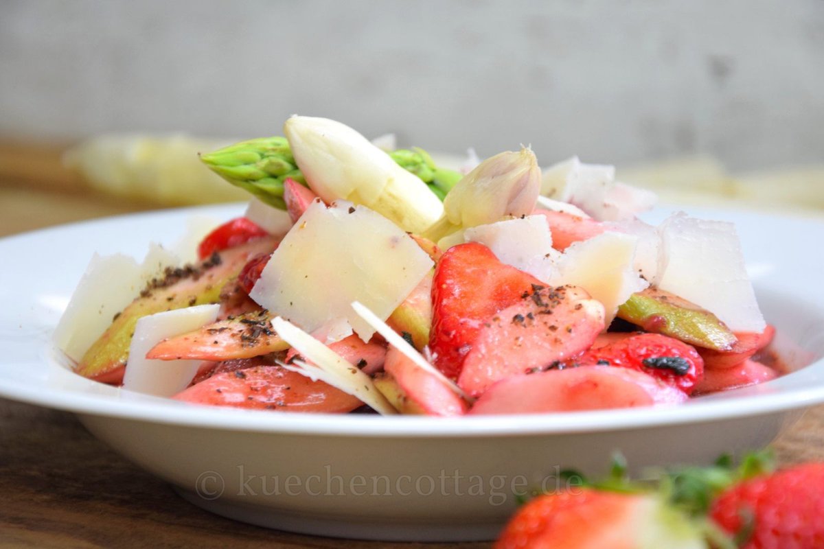 Kuechencottage's tweet photo. Erdbeer-Spargel-Salat
Auf meinem Blog https://t.co/2Rv44iFG9X

#Rezepte #dinner #Mittagessen #gesundeküche #gutenappetit #foodporn #veggie #spargel #erdbeeren #blog #vegetarischkochen #aspargusseason #easycooking #spargelzeit #vegetarisch #saisonaleküche #saisonalkochen https://t.co/nNZHjywYZS