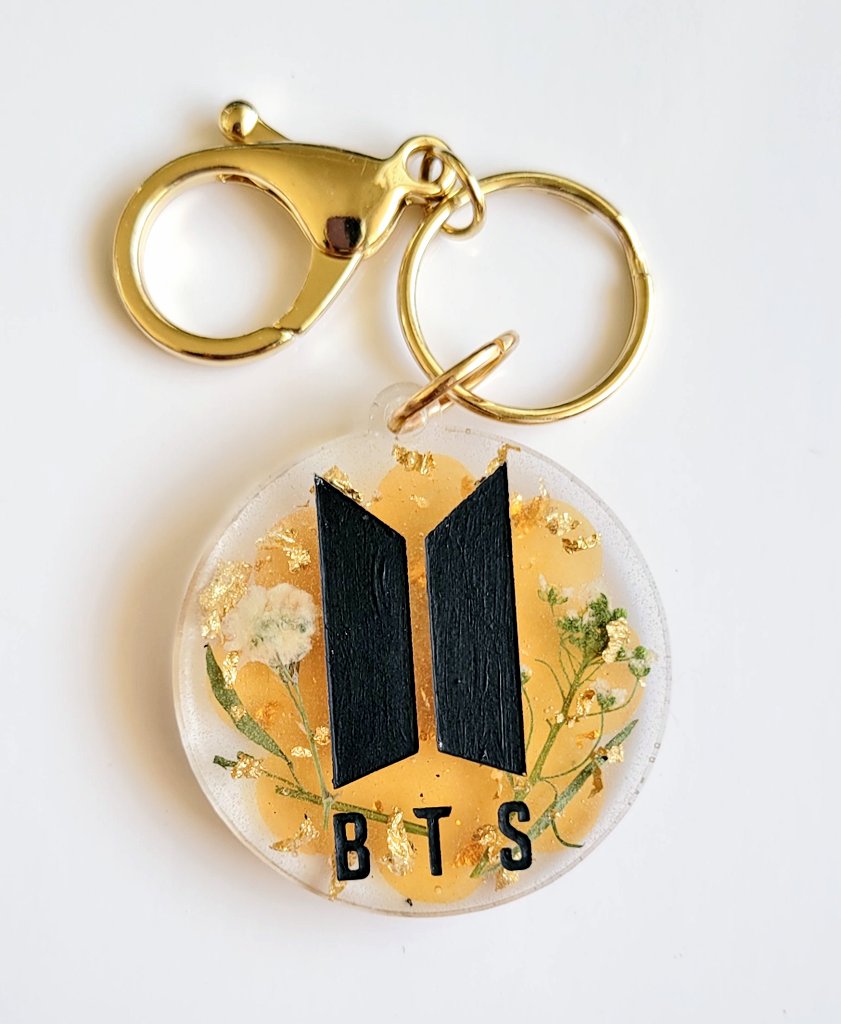 kymiras's tweet photo. I'm giving away two keychains that I made using confetti from D3 of #PTD_ON_STAGE_LV 

-Open WW
-Winners Pays for Shipping (sorry 😭)
-RT and Like to enter, no need to follow!
-Two random winners will be picked on Friday, April 29 https://t.co/LLAqnJYrDM