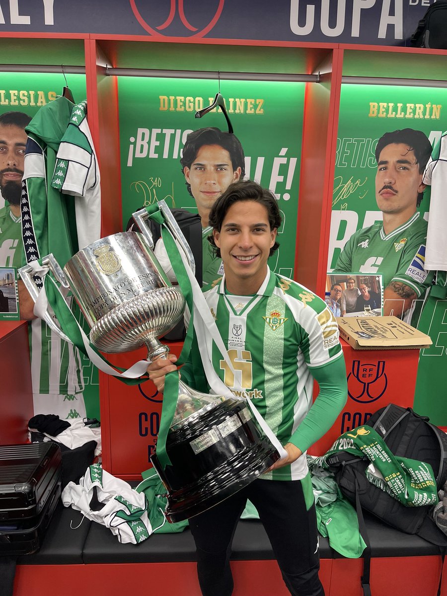 DiegoLainez10's tweet photo. Campeones Copa Del Rey 2022 https://t.co/WMxvGVXQGB