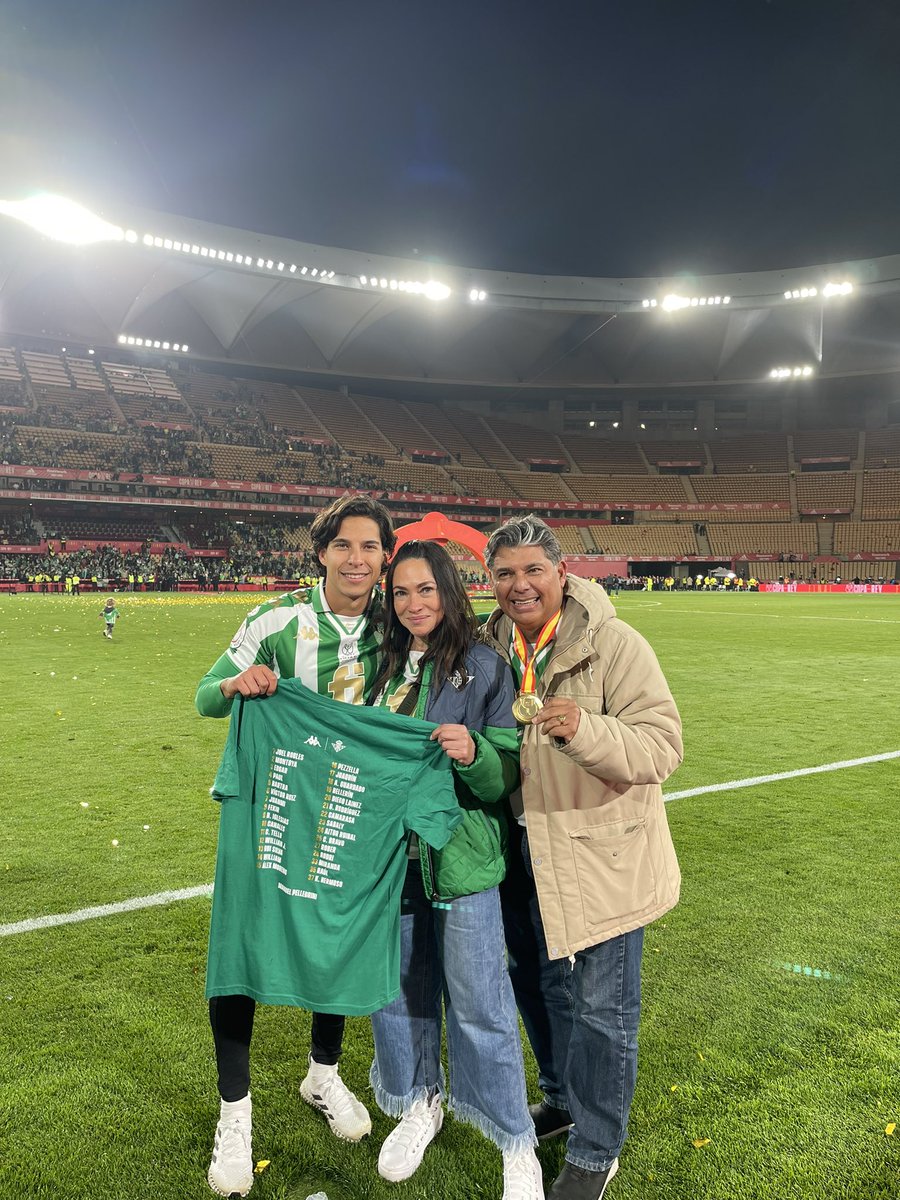 DiegoLainez10's tweet photo. Campeones Copa Del Rey 2022 https://t.co/WMxvGVXQGB