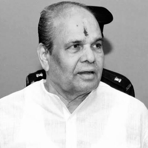 VijayWadettiwar's tweet photo. Saddened to hear about the demise of Senior @INCIndia leader and former Governor of Maharashtra,Shri. K. Shankaranarayan ji. May the departed soul rest in peace.
My thoughts and prayers are with Shankarnarayan ji’s family. 

 #Shankaranarayan https://t.co/PnFG5aGArA
