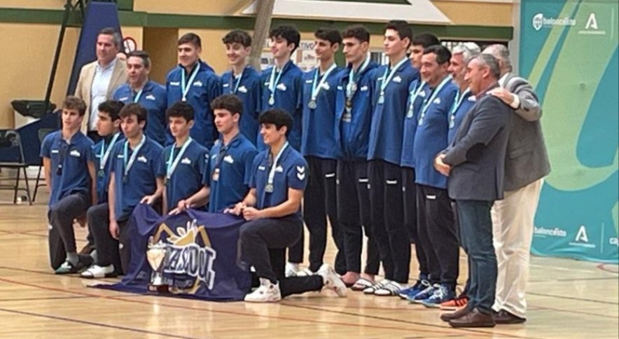 Meses atrás las familias d alguno d estos niños decidieron hacer muchos kms diariamente con la única convicción d tener al mejor entrenador posible y un buen club a su servicio, a partir d ahí trabajo, trabajo y trabajo...y madre mía la q s'a liao🤦‍♂️ #GerardoCrack #EmilioCarrilea