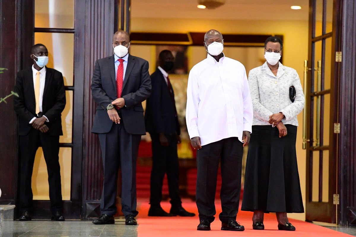 KagutaMuseveni's tweet photo. I also held bilateral talks with H.E President Paul Kagame on a number of issues, especially on regional peace, stability and cooperation. I welcome H.E Kagame to Uganda. https://t.co/mIiqUk4qSv