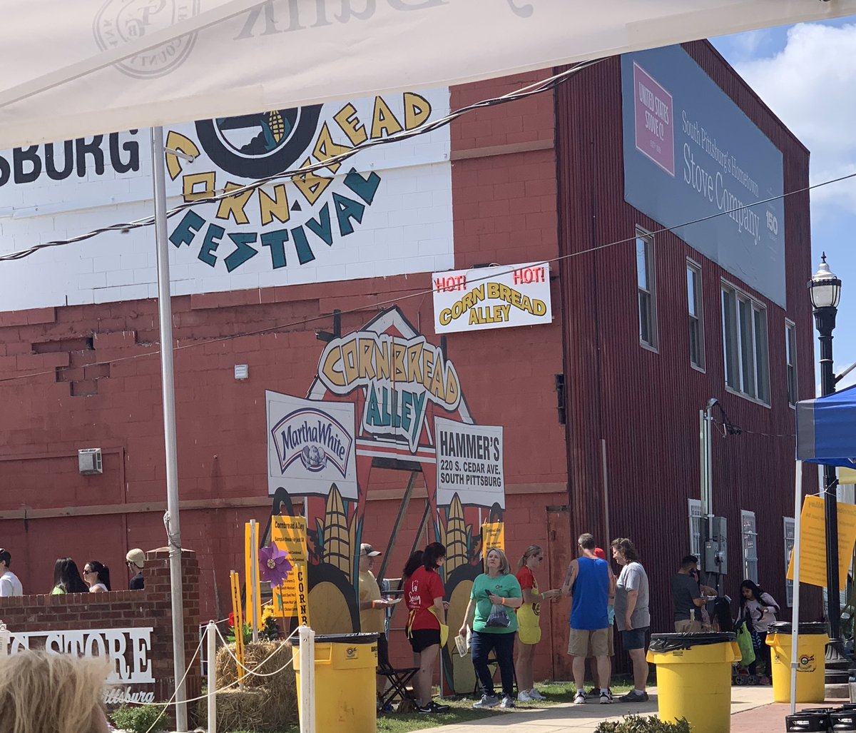 juliedavisEDU's tweet photo. Just casually walking around the #cornbreadfestival in South Pittsburg https://t.co/cdAJiz1yq6