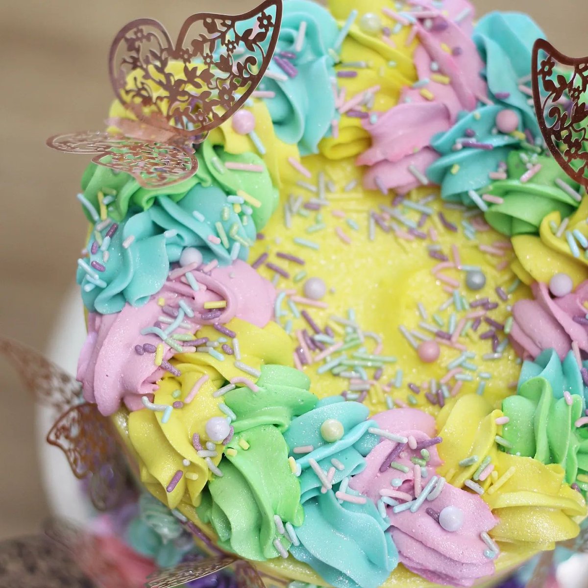 Sweets_Treats's tweet image. Butterfly pastel perfection by @swhisted!  We are still obsessing over this beautiful cake topped with our Sunday Best sprinkles 😍. #ShopSweetsandTreats #butterflycake #springcake #stripedcake #pastelcake #pastel #butterfly

SUNDAY BEST SPRINKLES: l8r.it/6gta