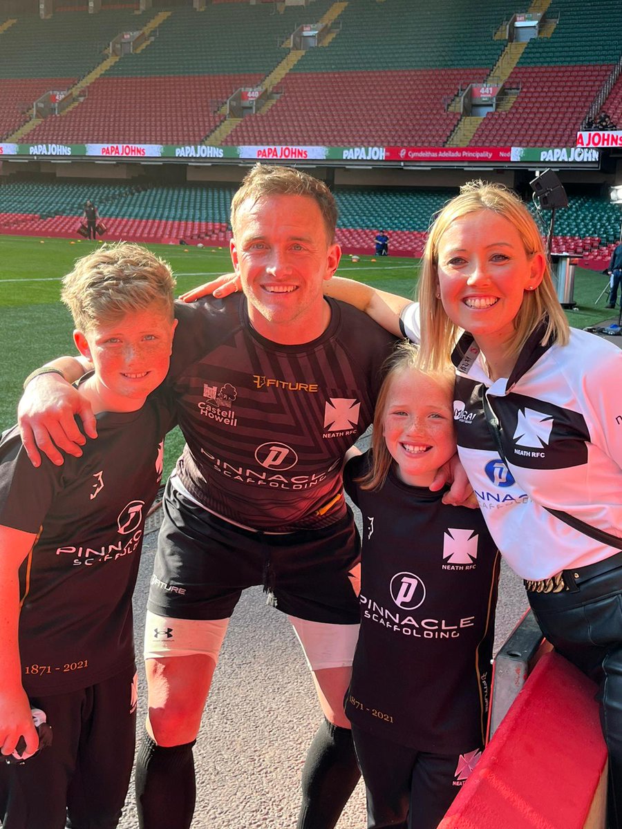 MinisTonmawr's tweet photo. What a team @neathrfc all the juniors herd at Tonmawr couldn't be more proud of one of our coaches the legend @brams15 with his awesome family!! Outstanding game, such an inspiration to youngsters!! 
Neath Neath Neath 🏉👏🏉 https://t.co/0wOL8nQIir
