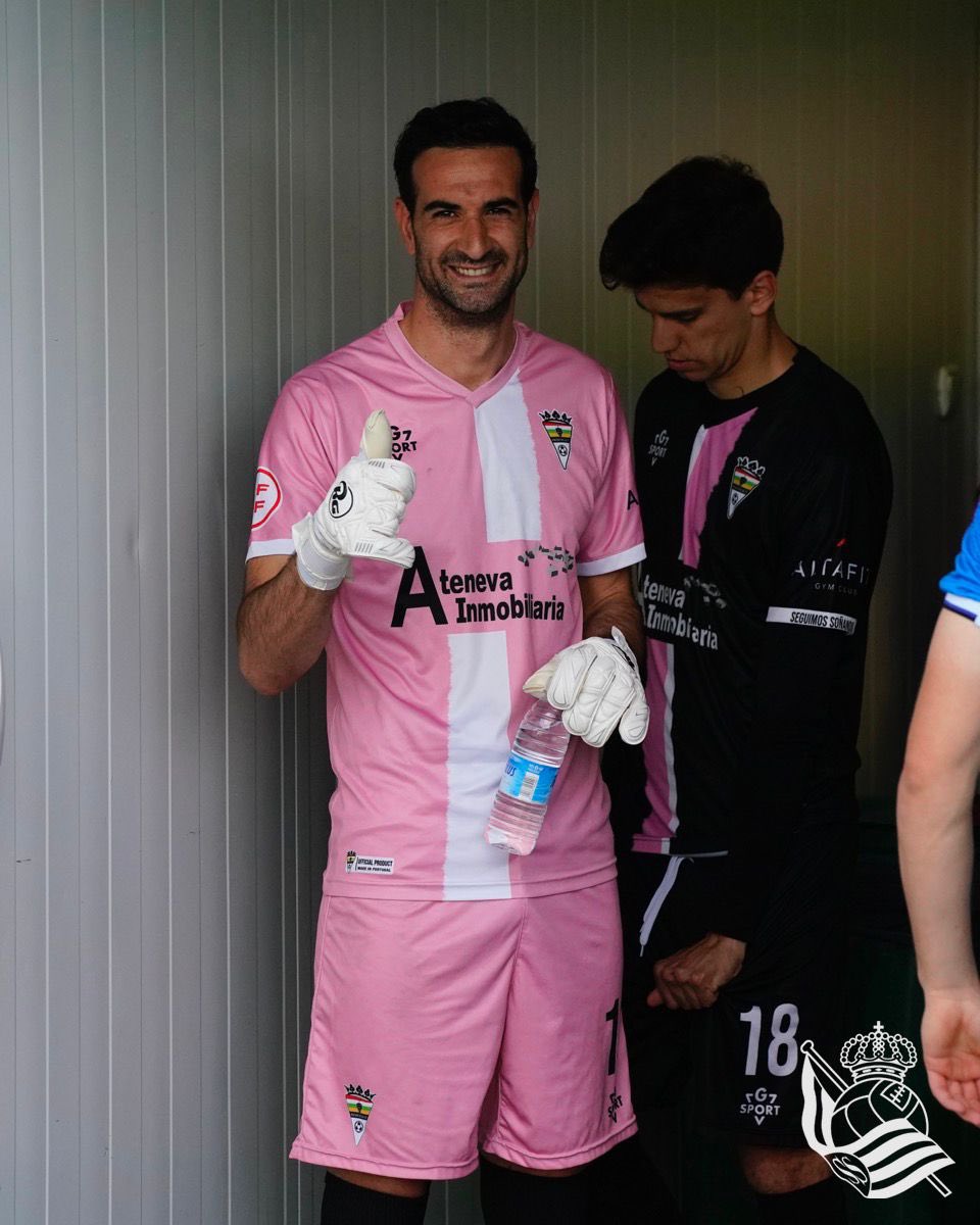 RealSociedad's tweet photo. 🔙 Hoy nos ha visitado el ex txuri urdin @Tonit30 con el @RiojaRacing. ¡Un placer verte de nuevo por aquí, Toño! 😁

#Zubieta | #AurreraReala https://t.co/2DPzvheTM9