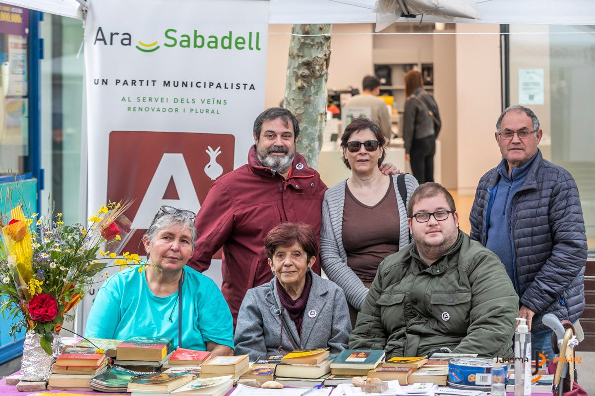 rodamon62's tweet photo. Un #SantJordi de retrovament per a tots, espais compartits, xerrades,  llibres i roses. Un mati intens a la parada d’ @arasbd .
“Sant Jordi una diada per gaudir-ne” https://t.co/vZPzIrkqIo