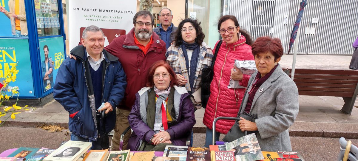 rodamon62's tweet photo. Un #SantJordi de retrovament per a tots, espais compartits, xerrades,  llibres i roses. Un mati intens a la parada d’ @arasbd .
“Sant Jordi una diada per gaudir-ne” https://t.co/vZPzIrkqIo