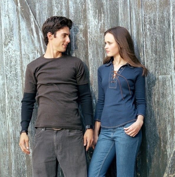 alexis bledel and milo ventimiglia in a promo shoot for season 3 of gilmore girls
