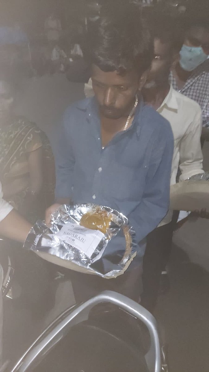 StreetSocialSe2's tweet photo. Event no.36
Successfully distributed meals to the 💯+ #poor #people at #Gandhi #Hospital #Hyderabad. We always felt heartful to #Help needy.
Thank you &amp; Keep supporting us🙏
#Hyderabad #Engineering #Students #Social #service #India #Telangana #donate #Poverty https://t.co/EoldTgHoLS