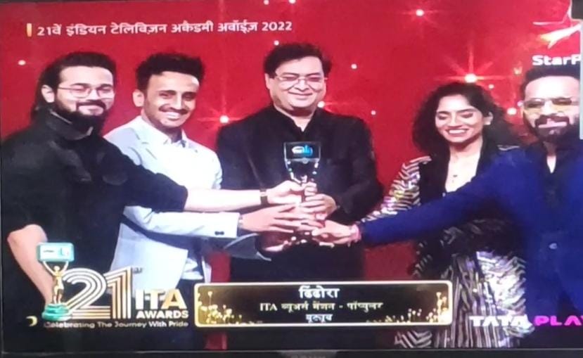 Bhuvan__Rani's tweet photo. Congratulations too whole #dhindora team🥳🥳!!. MOST DESERVING!!🙌❤️
We are proud #bbians 🥺❤️
#bbontv #ITAAwards2022
#bhuvanbam
@Rohitonweb @Bhuvan_Bam
@StarPlus https://t.co/4Z1TLQHrEK