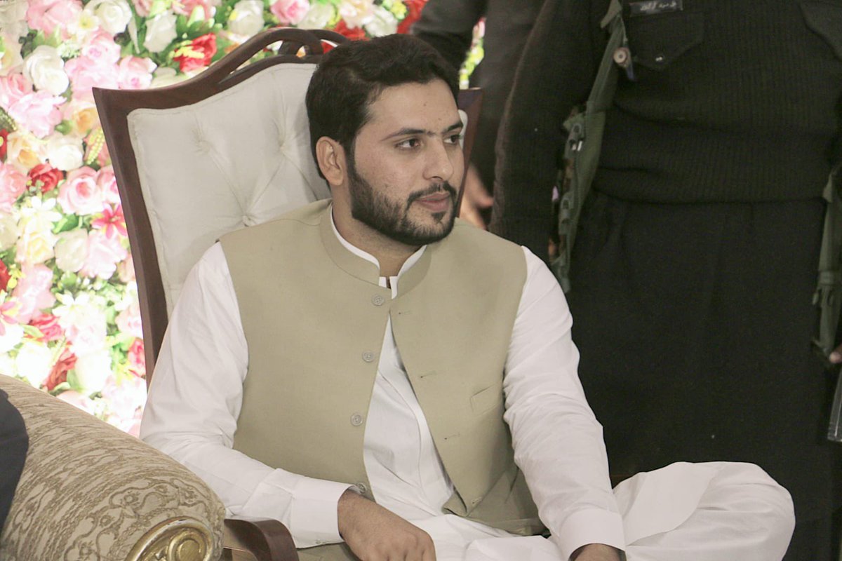 Malik_Dehwar1's tweet photo. میر ے محبوب قائد تیری سالوں کی محنت 
تیرے وہ طویل لانگ مارچ میں پاؤں کے چھالے 
وہ بیماری کی حالت میں ہسپتالوں کے چکر 
آخر کار محنت رنگ لے آئی۔۔۔۔
آخر کار کوئٹہ کراچی خونی شاہراہ ڈبل ہونے جا رہی ہے۔۔۔۔
Long_Live @NajeebullahBlch 
@Safizb 
@Balochistanbycs 
@MastungZone https://t.co/knw2JjVeSg