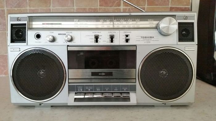 Andrew_SW's tweet photo. @sonjapfc @wave105radio @stevepowerdj @SparkyTheClown @leela747400 @stevebone1 @David_Sanderz Absolutely agree. I remember hearing @howardjones #Humanslib & @ThompsonTwinsT2 #Intothegap for the first time on my "ghetto blaster" and loving every track! https://t.co/wWEhfgPyeG