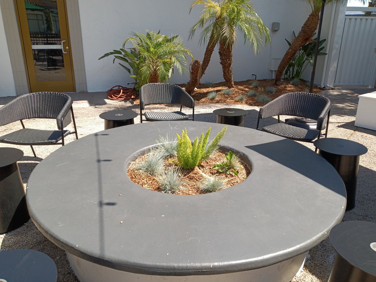 cookiesinheaven's tweet image. Checking out the newest @Starbucks in town. (Former Coffee Tea &amp;amp; Bean Leaf) near Trader Joe's on De La Vina. See they replaced the fire pit. #SantaBarbara #UpperState