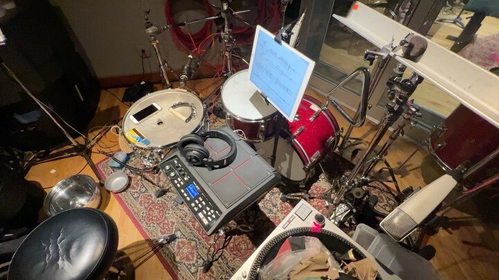 MarcUrselli's tweet photo. Check out the weird percussion setups that #YarnWire @yarnwire’s #RusselGreenberg @rhgreenberg is playing today at #EastEideSound @eastsidesoundstudio… this puts a whole new spin on #turntablism (!!!) https://t.co/SBvCvxlu0O