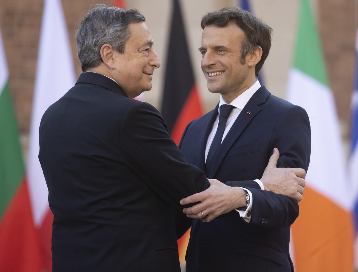 Agenzia_Ansa's tweet photo. FRANCIA 2022 I Draghi: "La vittoria di Macron è una splendida notizia per tutta l'Europa. Italia e Francia e Ue insieme nelle sfide, a partire dall'Ucraina" #ANSA https://t.co/6apsb8TUX9 https://t.co/cAchMjEXHW