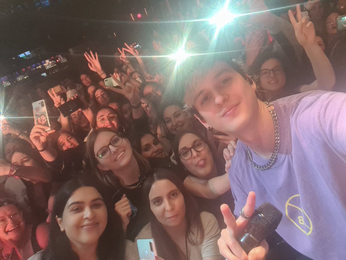 ordinaryxworld's tweet photo. CHRIS TOOK MY PHONE I CAN DIE IN PEACE https://t.co/03ozp4GHdO
