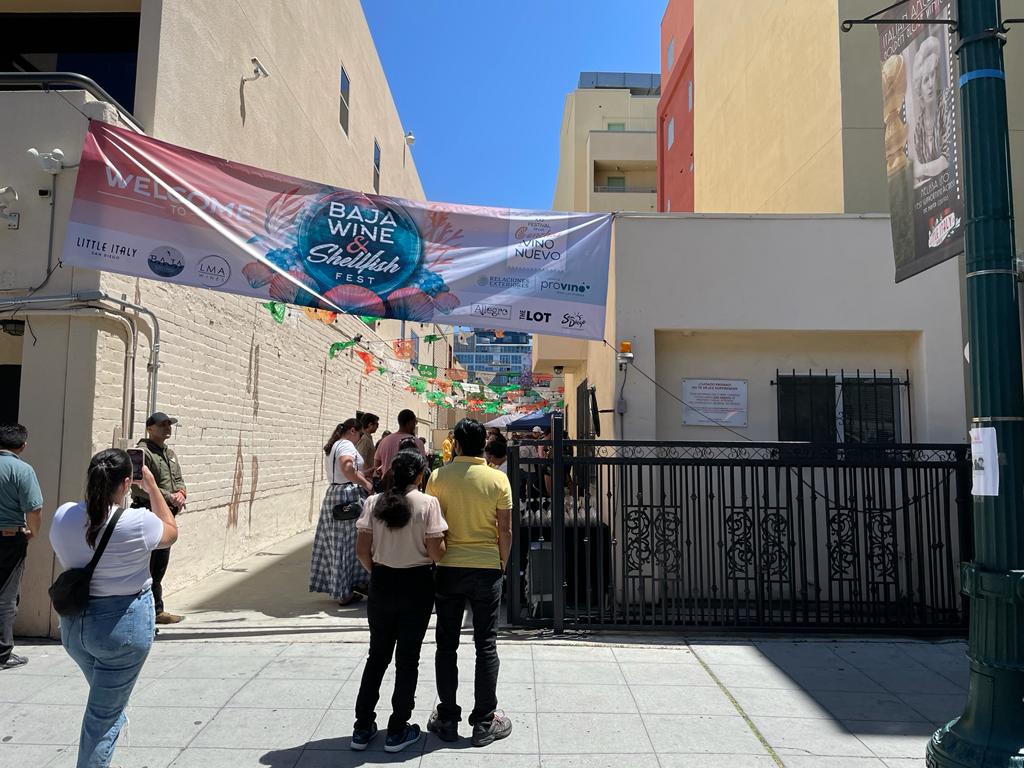Everybody was welcome. Admission was free. Yday in <a href="/LittleItalySD/">Little Italy SD</a>, San Diegans had a chance to meet a Michelin ⭐ chef, taste some of t/best wines from #ValleDeGuadalupe &amp; enjoy t/freshest shellfish. Hungry for +? "Baja's New Wine Harvest and Food Fest" is next weekend @ Ensenada