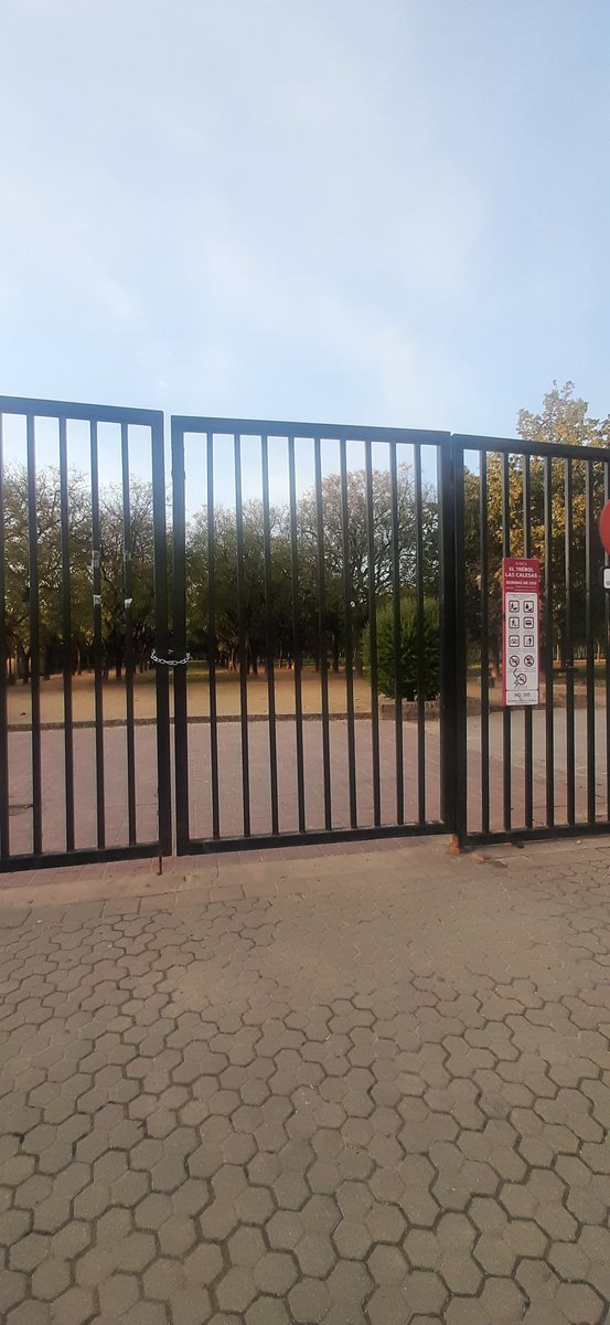 LpezRufo's tweet photo. 20:30 de la tarde y el #parqueamate ha sido cerrado por la policía con gente dentro.
¿Se saben los motivos del cierre tan temprano en un domingo tan maravilloso? 🤷🏻♀️
@Ayto_Sevilla @EmergenciasSev @DIARIO24_ES @onda_sevilla https://t.co/Rn807ATPZJ