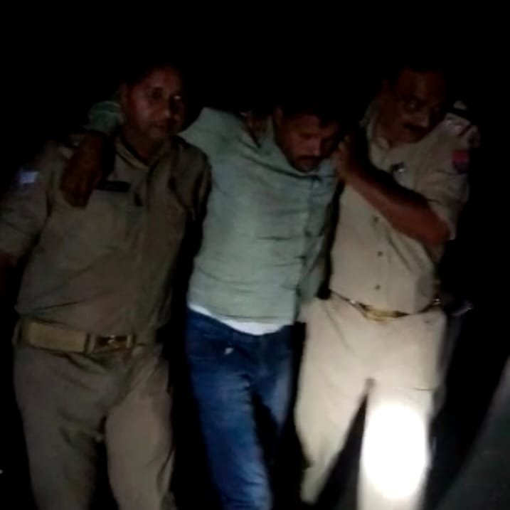 amethipolice's tweet image. #amethipolice थाना मुसाफिरखाना, जगदीशपुर व SOG अमेठी द्वारा कादूनाला के पास पुलिस मुठभेड़ में 6 शातिर अभियुक्तों गिरफ्तार को कर लिया गया है।मुठभेड़ के दौरान SOG प्रभारी धीरेन्द्र कुमार वर्मा, अभियुक्त महेश सिंह व अनुज प्रताप सिंह को गोली लगी है। 1/2 #CrackDownAmethipolice